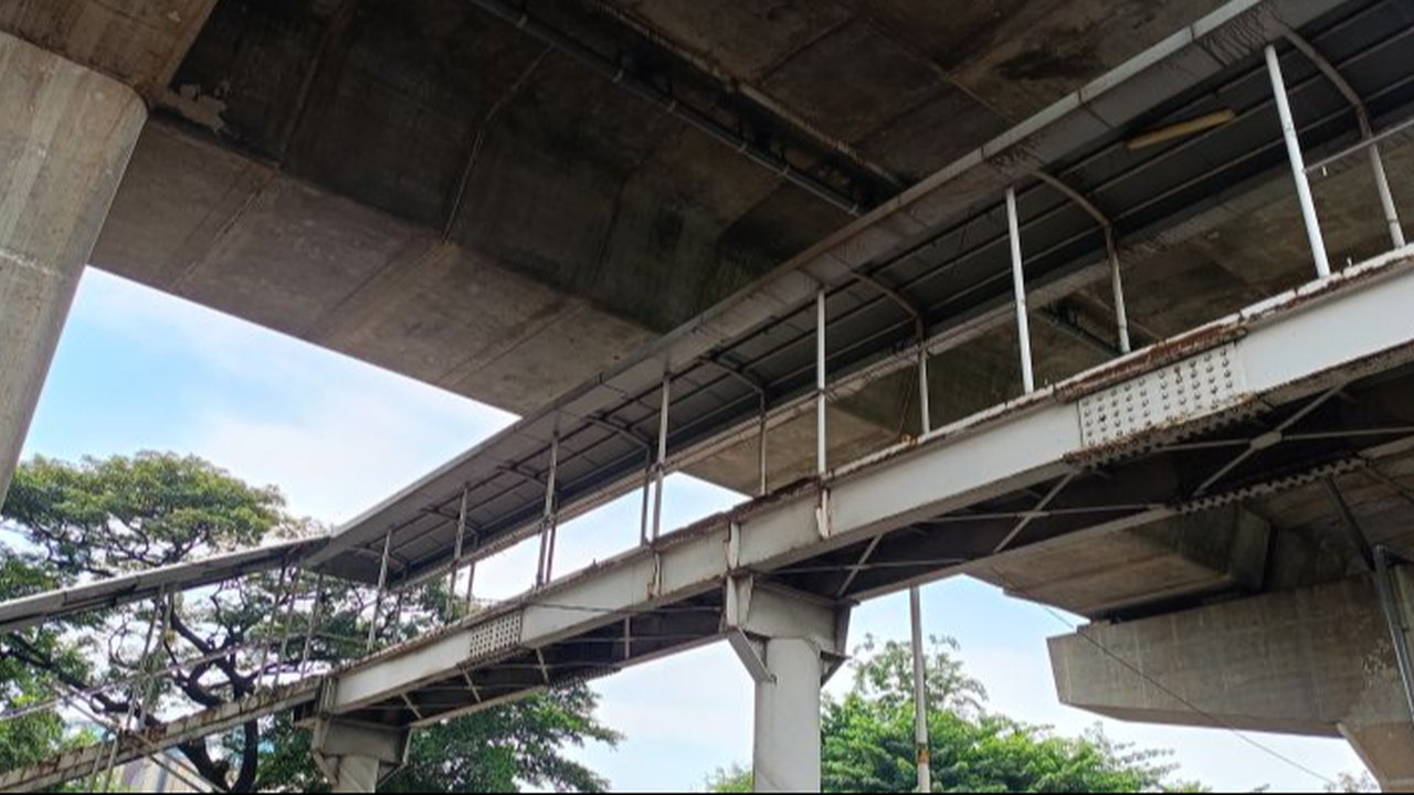 JPO dan Halte Transjakarta di Cakung terbengkalai
