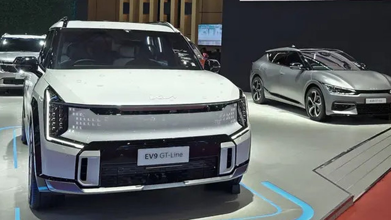 Lini produk Kia menghiasi booth di salah satu pameran otomotif. (ist)