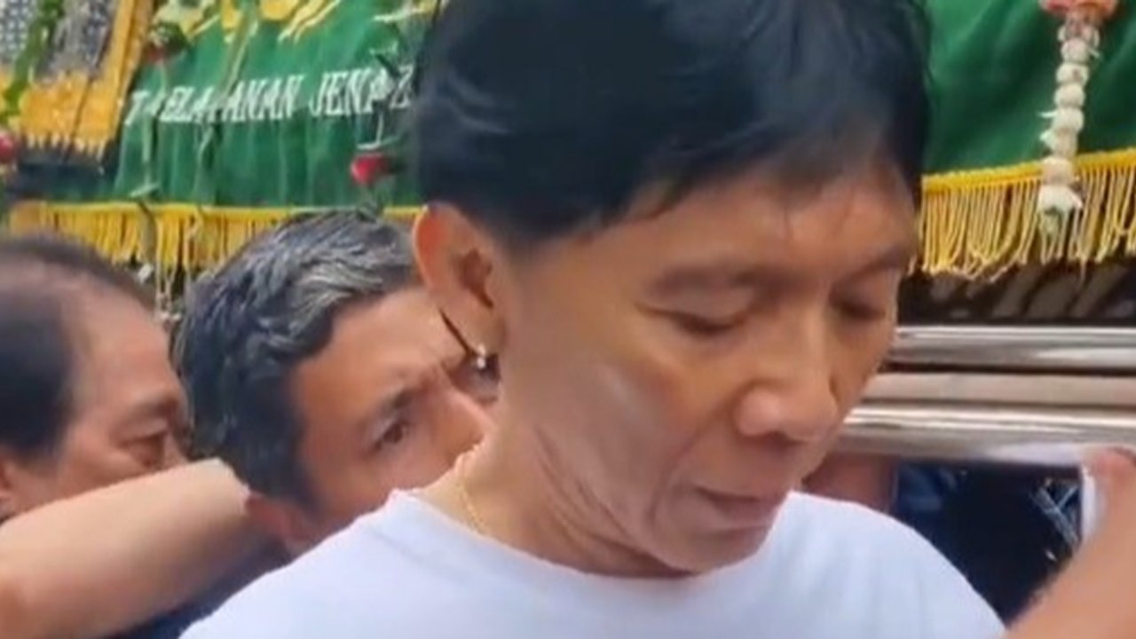 6 Potret Suasana Duka di Markas Slankers di Potlot, Bimbim Slank  Tegar Panggul Keranda Bunda Iffet