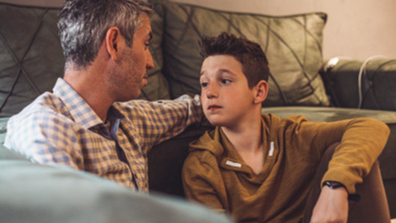 Ilustrasi Orang Tua dan Anak Remaja (sumber: unsplash)