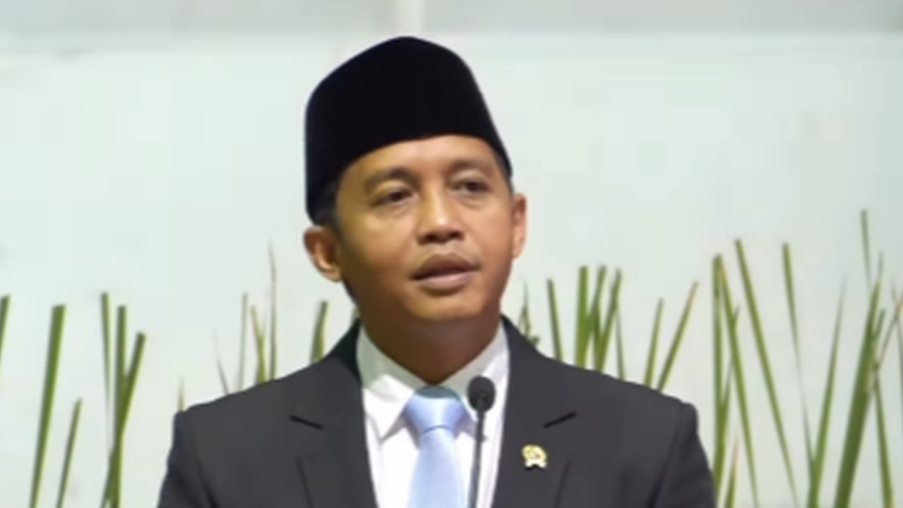 Ditinggal ART, Menhut Raja Juli Antoni Beres-beres Rumah Sendiri