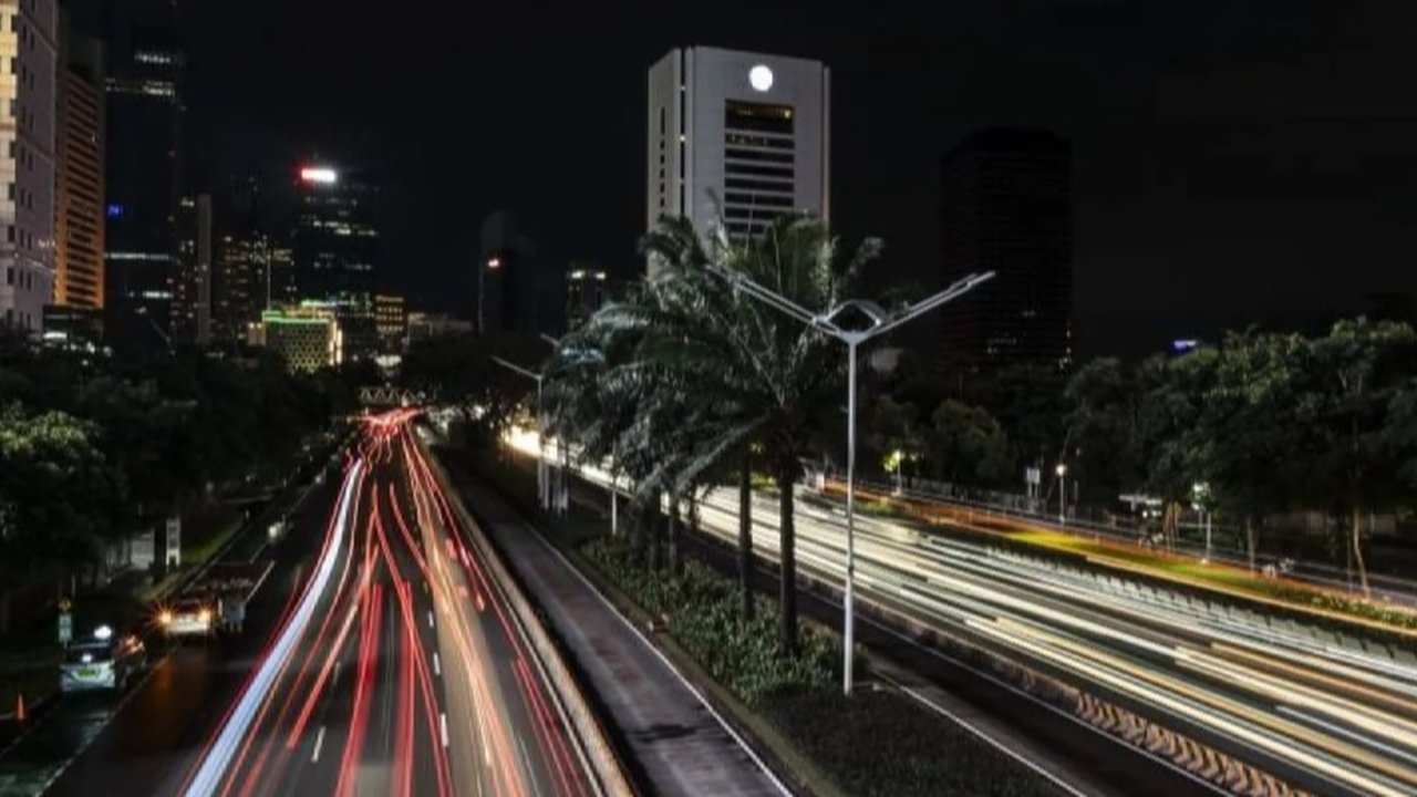 Pemprov DKI Jakarta akan mengadakan 'Aksi Satu Jam untuk Bumi' pada 26 April 2025, memadamkan listrik serentak selama satu jam di berbagai lokasi untuk mengurangi emisi gas rumah kaca.