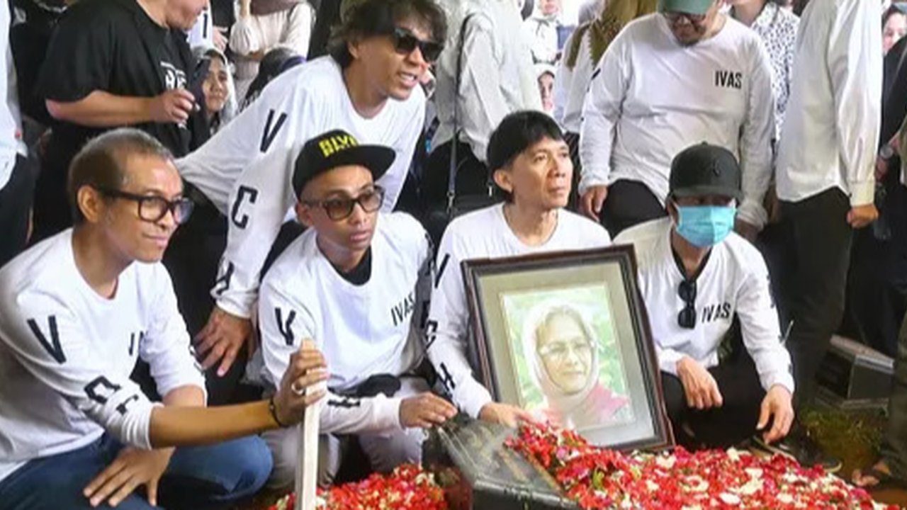 Prosesi Pemakaman Bunda Iffet (Foto: Liputan6.com/ Edu Krisnadefa)