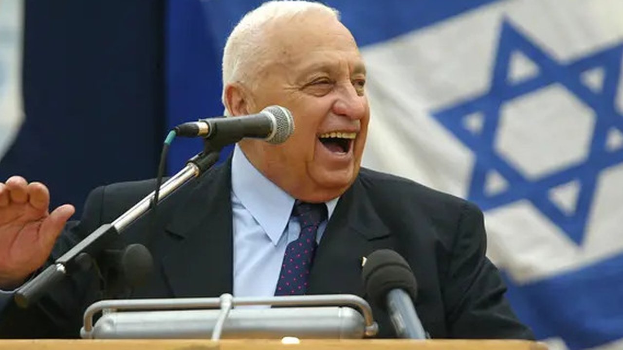 Perdana Menteri Israel Ariel Sharon memberikan pidato pada hari pembukaan tahun ajaran baru di pemukiman Maale Adumim di Tepi Barat, 1 September 2004. (AFP/Arsip)