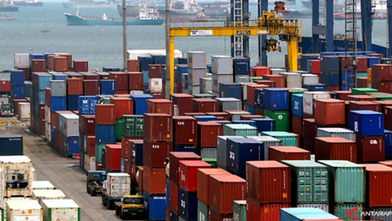 Kontainer di Pelabuhan