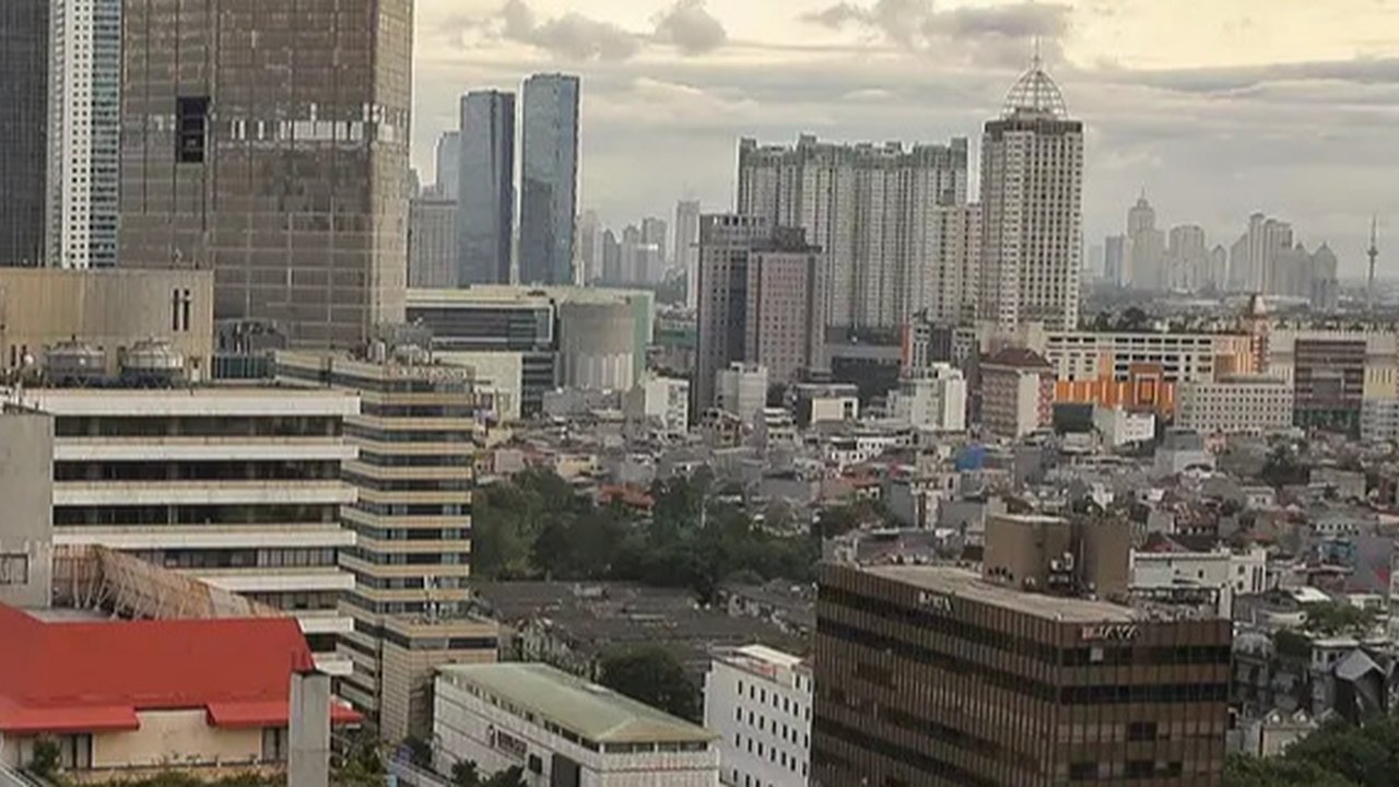 Pemandangan gedung perkantoran dan pusat perbelanjaan di Jakarta, Selasa (5/4/2022). Bank Dunia menurunkan proyeksi pertumbuhan ekonomi Indonesia pada tahun 2022 menjadi 5,1 persen pada April