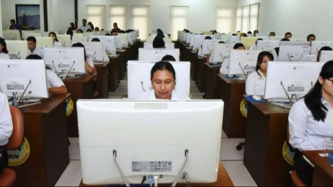 Anggota DPR, Ali Ahmad, meminta pemerintah mengevaluasi kebijakan penempatan CPNS setelah 1.957 calon mengundurkan diri, mayoritas karena lokasi penempatan yang jauh dari domisili.