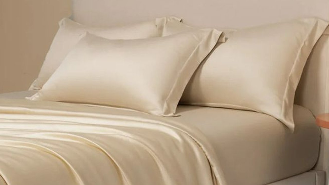 Kenali Manfaat Tidur dengan Seprai Sutra untuk Kesehatan Kulit dan Tidur Nyenyak