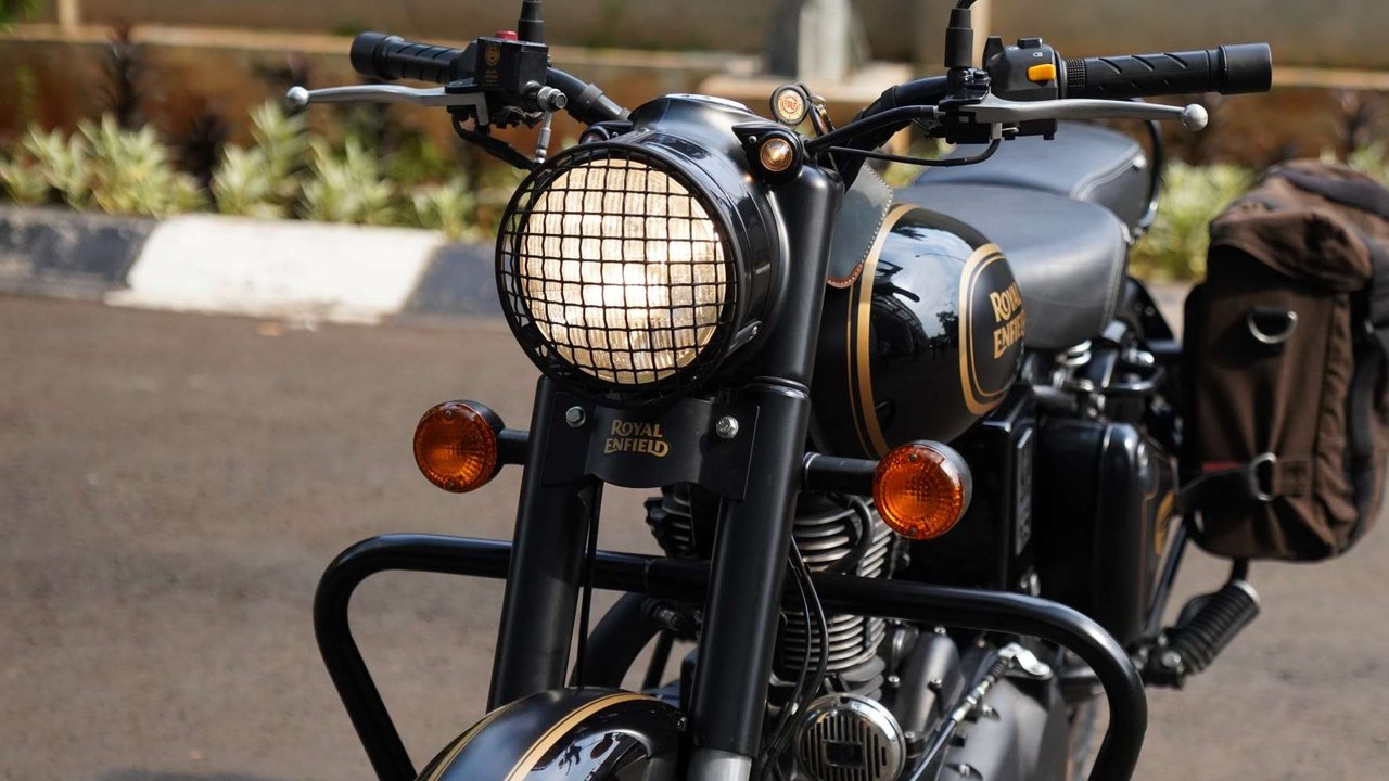 Petugas memeriksa sepeda motor Royal Enfield milik mantan Gubernur Jawa Barat Ridwan Kamil yang disita di Rupbasan KPK, Jakarta, Jumat (25/4/2025).