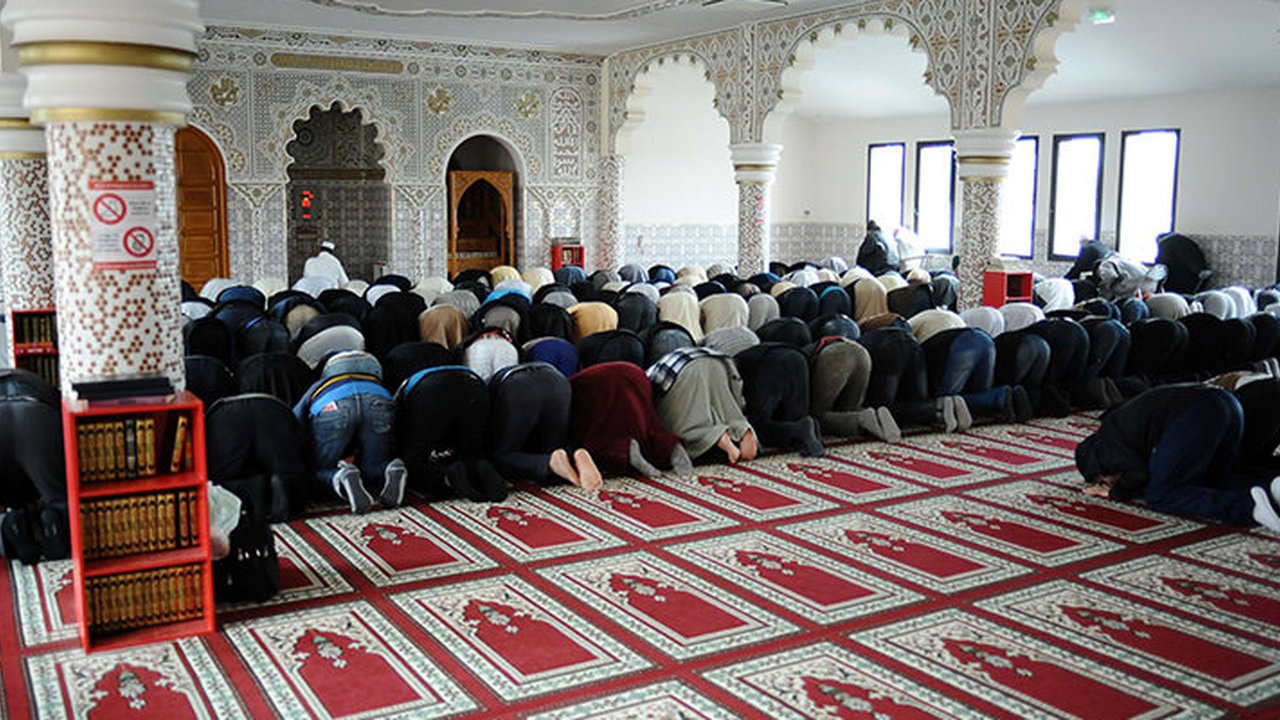 jemaah muslim di masjid prancis