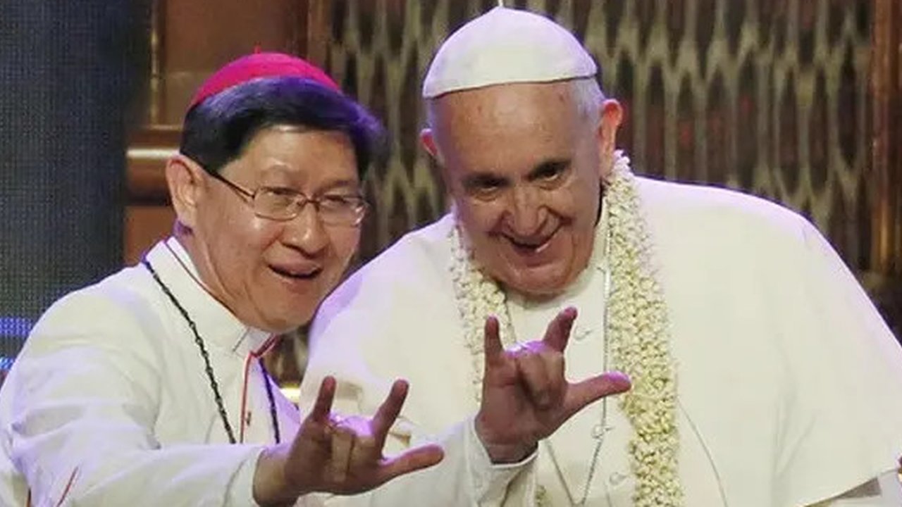Kardinal Luis Antonio Tagle disebut-sebut sebagai calon kuat pengganti Paus Fransiskus.Jika demikian, maka ia merupakan Paus pertama dari Asia. (AP/Wally Santana)
