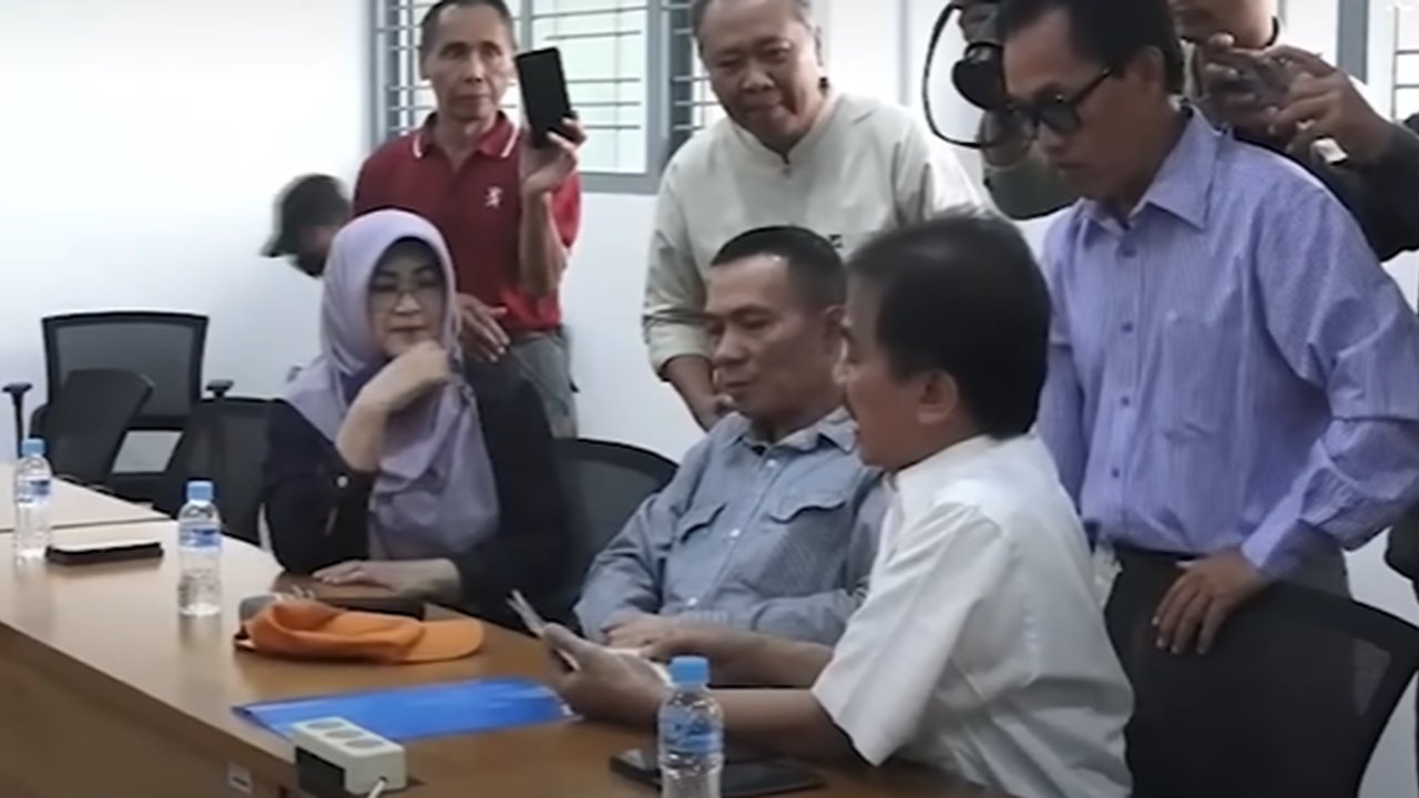 Roy Suryo Dkk Bersuara Tinggi Marah-Marah 'Geruduk' UGM Soal Ijazah Jokowi, Dikasih Lihat Foto Wisuda Berakhir Minta Maaf