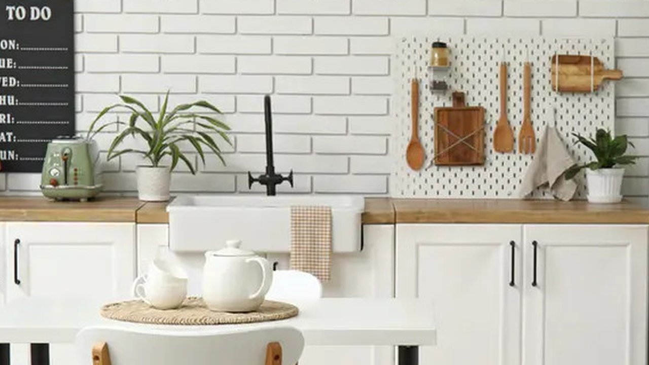 Mau mendekorasi dapur? Jangan lupakan kehadiran jendela yang bisa dipercantik dengan tirai bermotif.