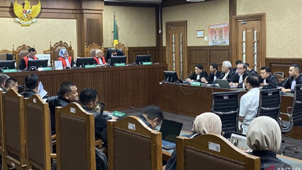 Mantan pejabat Mahkamah Agung, Zarof Ricar, mengajukan nota keberatan atas dakwaan pemufakatan jahat dan gratifikasi, dengan alasan dakwaan yang tidak lengkap dan kabur.