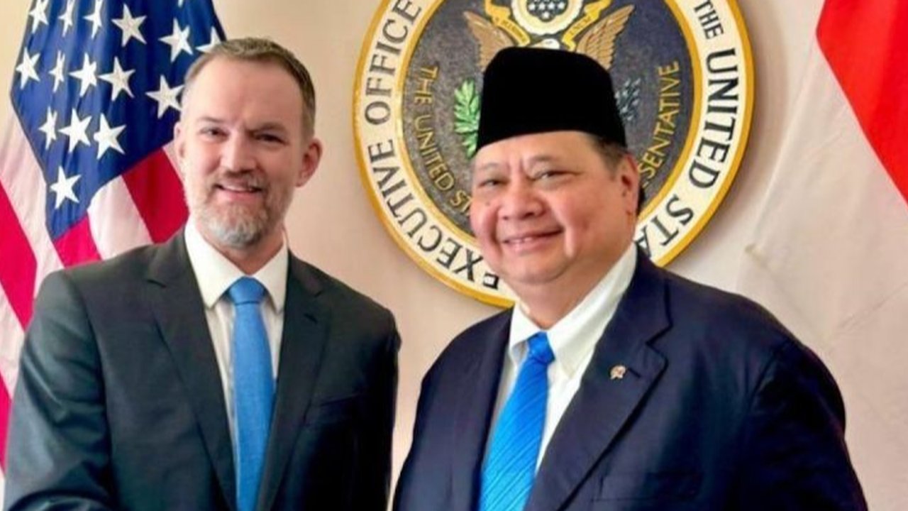 Menko Airlangga Hartarto mengumumkan strategi Indonesia untuk memperluas pasar ekspor ke negara-negara BRICS dan CPTPP sebagai respons atas kebijakan tarif AS, serta upaya percepatan negosiasi IEU-CEPA dengan Uni Eropa.