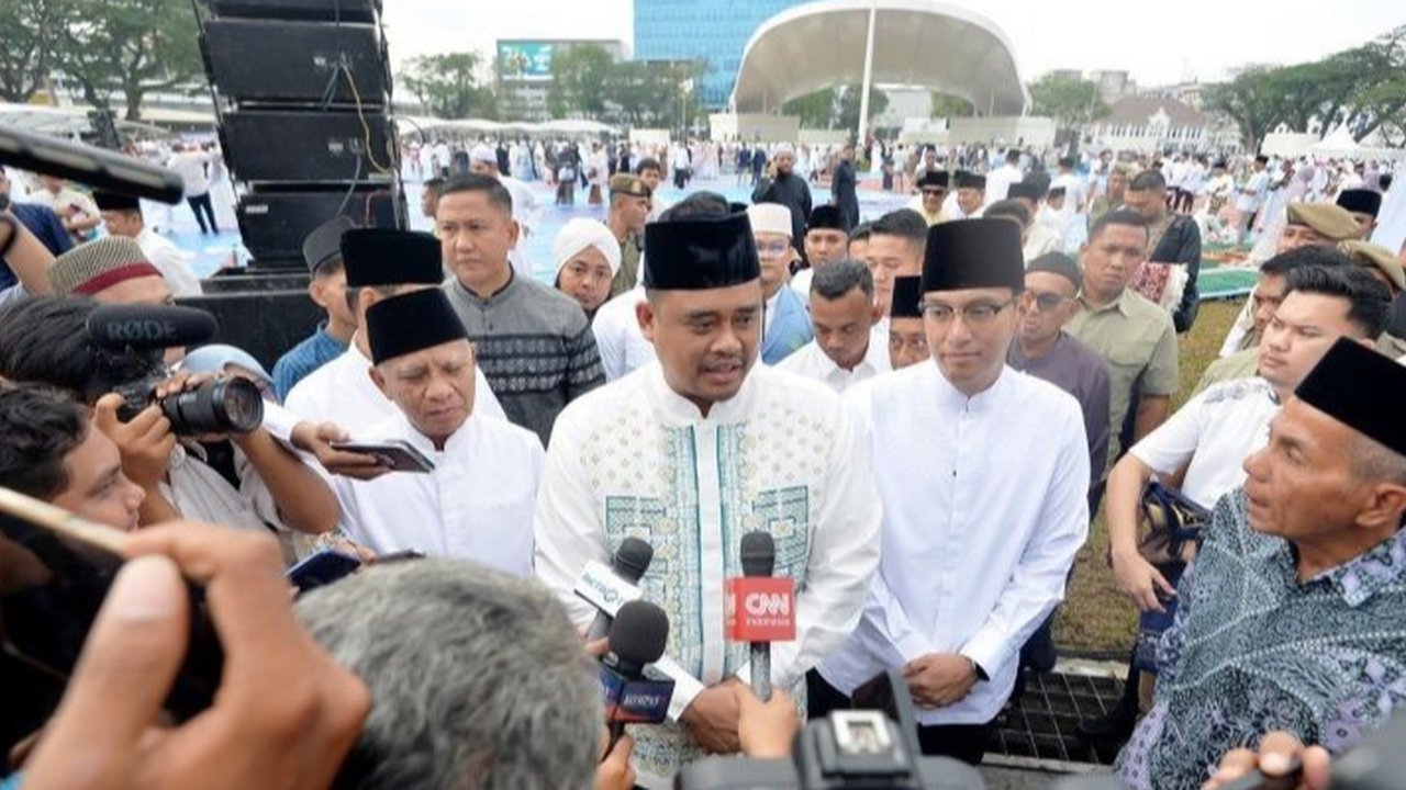 Gubernur Sumut, Bobby Nasution, beserta ribuan masyarakat melaksanakan Shalat Idul Fitri di Lapangan Merdeka Medan dan mengimbau masyarakat untuk berhati-hati selama mudik lebaran.