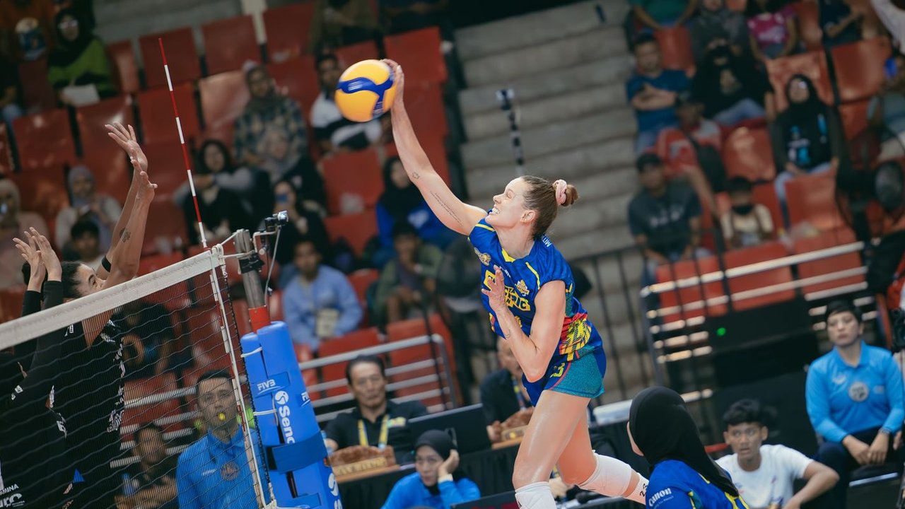 Pemain Jakarta Electric PLN, Kelsey Robinson Cook melakukan smash keras saat mengalahkan Jakarta Pertamina Enduro dengan skor 3-2 pada lanjutan babak Final Four PLN Mobile Proliga 2025  yang digelar di GOR Jatidiri, Semarang, Jawa Tengah, Minggu (27/4).