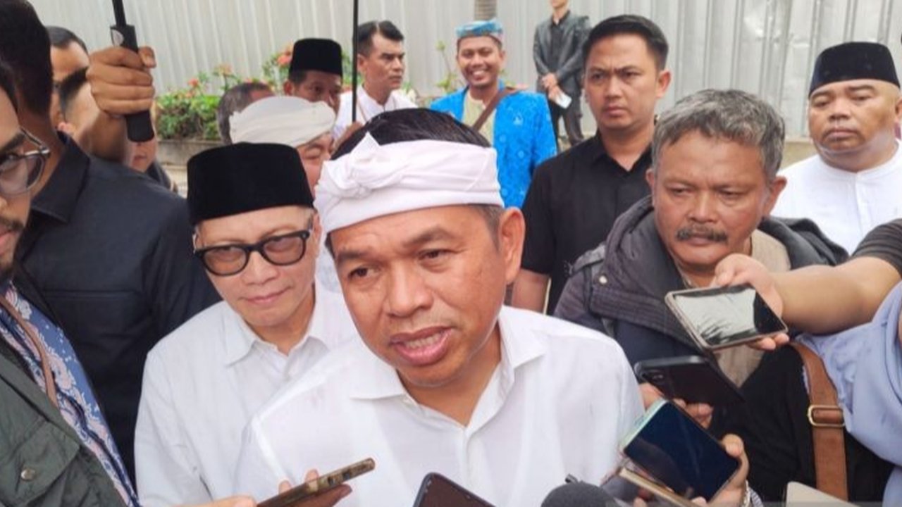 Gubernur Jawa Barat yang juga pemegang saham pengendali Bank BJB, Dedi Mulyadi saat menghadiri Rapat Umum Pemegang Saham (RUPS) 2024 Bank BJB di Bandung, Jawa Barat, pada Rabu (16/4/2025).