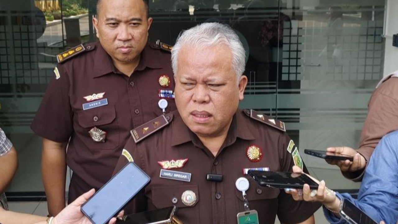 Kejaksaan Agung menetapkan Zarof Ricar, mantan pejabat Mahkamah Agung, sebagai tersangka tindak pidana pencucian uang (TPPU) terkait dugaan gratifikasi Rp915 miliar dan 51 kilogram emas.