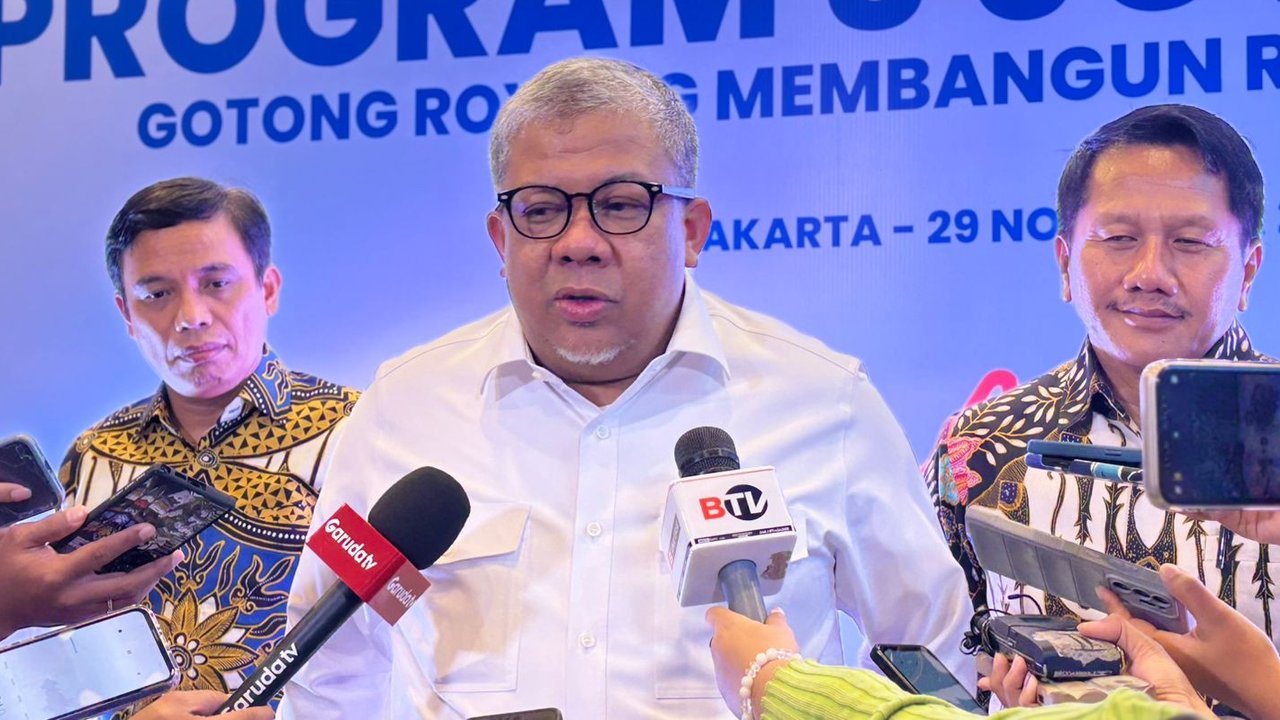 Wakil Menteri Perumahan dan Kawasan Permukiman (PKP) Fahri Hamzah usai dialog Percepatan Penyaluran Program 3 Juta Rumah, di Jakarta, Jumat (29/11/2024). (Tira/Liputan6.com)