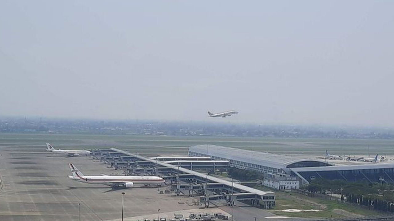 Kebakaran pabrik plastik di sekitar Bandara Soetta menyebabkan 47 pesawat mengalami holding dan satu pesawat kembali ke Palembang akibat asap tebal yang mengganggu penerbangan.