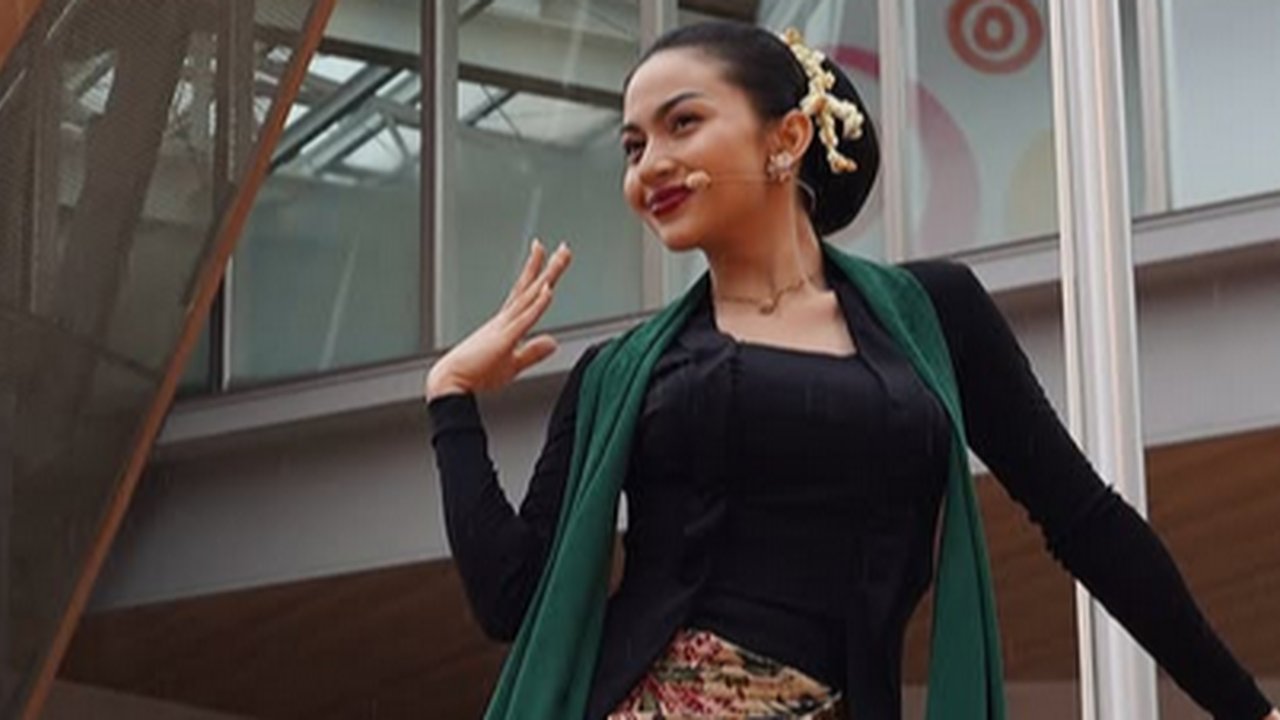 5 Potret Ariel Tatum Menari Jaipong Diiringi Gamelan Sunda di Osaka, Romantis Diiringi Rintik Hujan