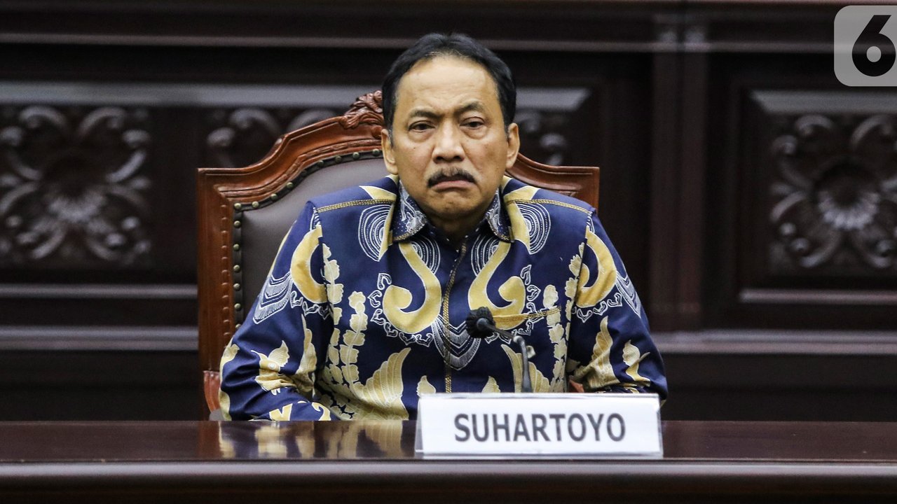 Aliansi Perjuangan Warga Kebon Sayur menggelar demonstrasi di Balai Kota Jakarta, menolak penggusuran dan meminta penerbitan sertifikat tanah atas lahan yang telah mereka huni selama lebih dari 20 tahun.
