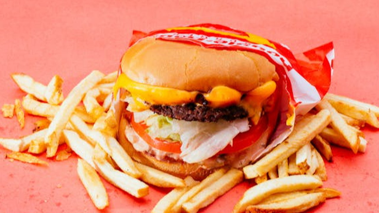Kenapa Makanan Cepat Saji Begitu Menggoda? Ini Penjelasan Ahlinya