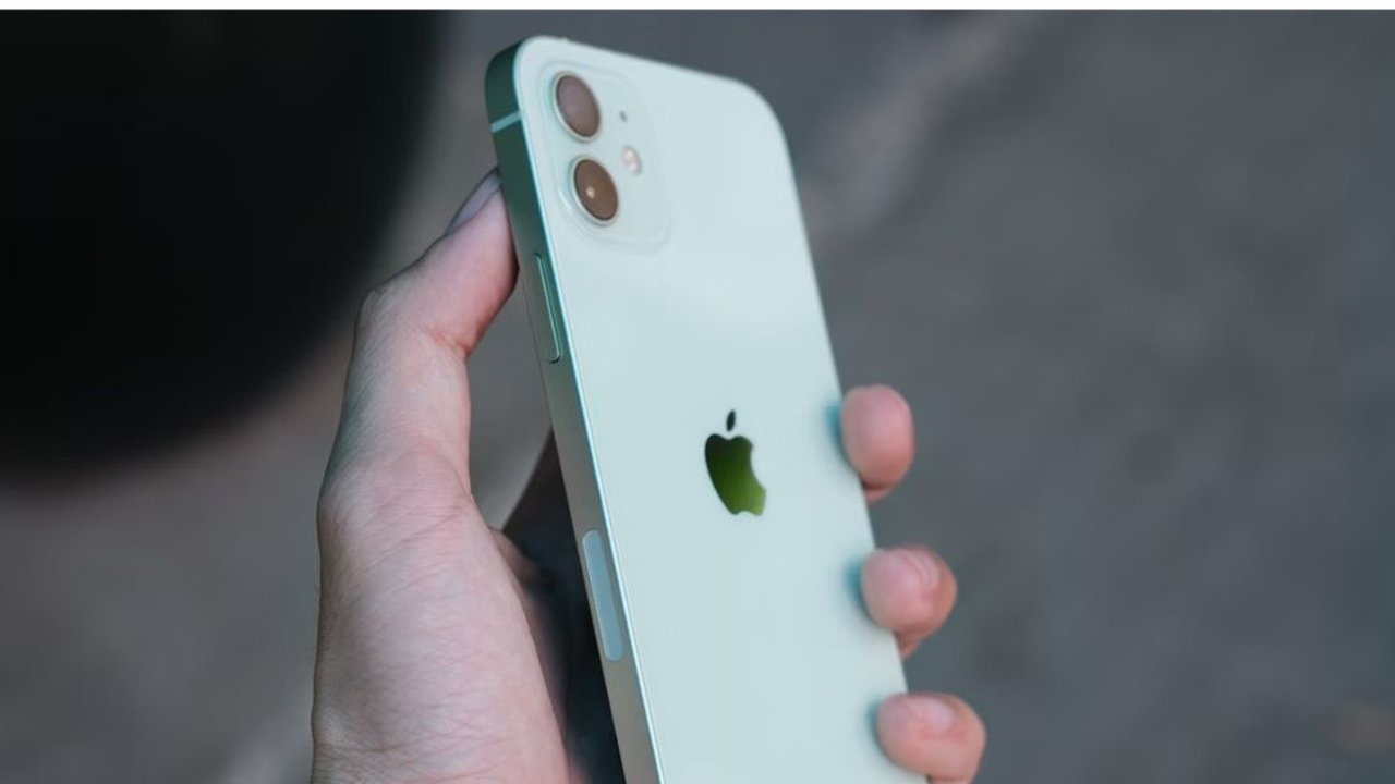 Perang Tarif Amerika-China Bikin Penjualan iPhone Tertekan