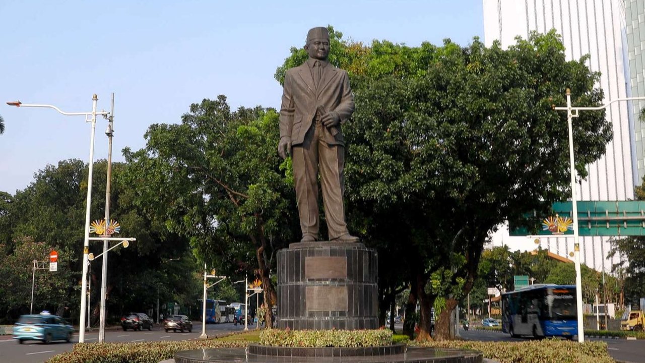 Patung Pahlawan Nasional MH Thamrin, yang rencananya akan dipindahkan ke museum, di Jalan Merdeka Selatan, Jakarta, Selasa (29/4/2025).