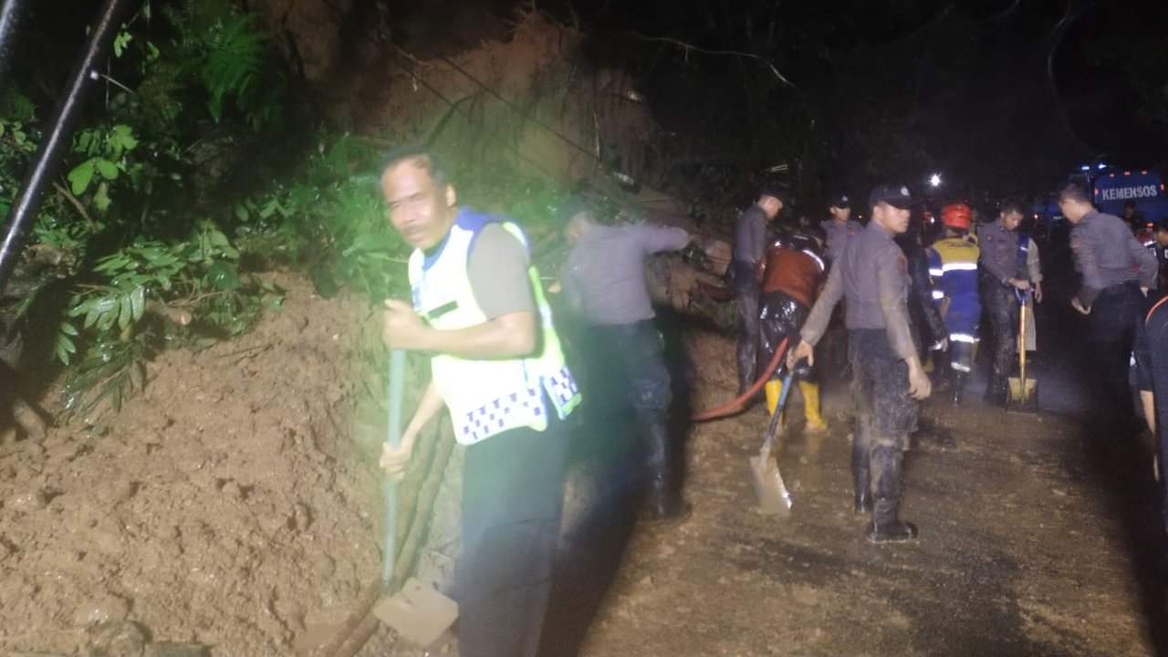 Jalur Wisata ke Pangandaran Via Salopa Tertutup Longsor, Jalan Tertutup Tanah dengan Ketebalan Sampai 2 Meter