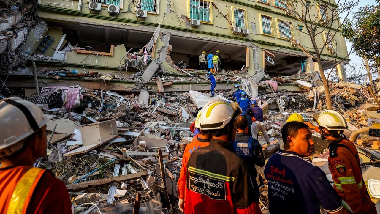 Pemandangan bangunan yang runtuh akibat gempa bumi dahsyat di Mandalay, Myanmar, 31 Maret 2025.