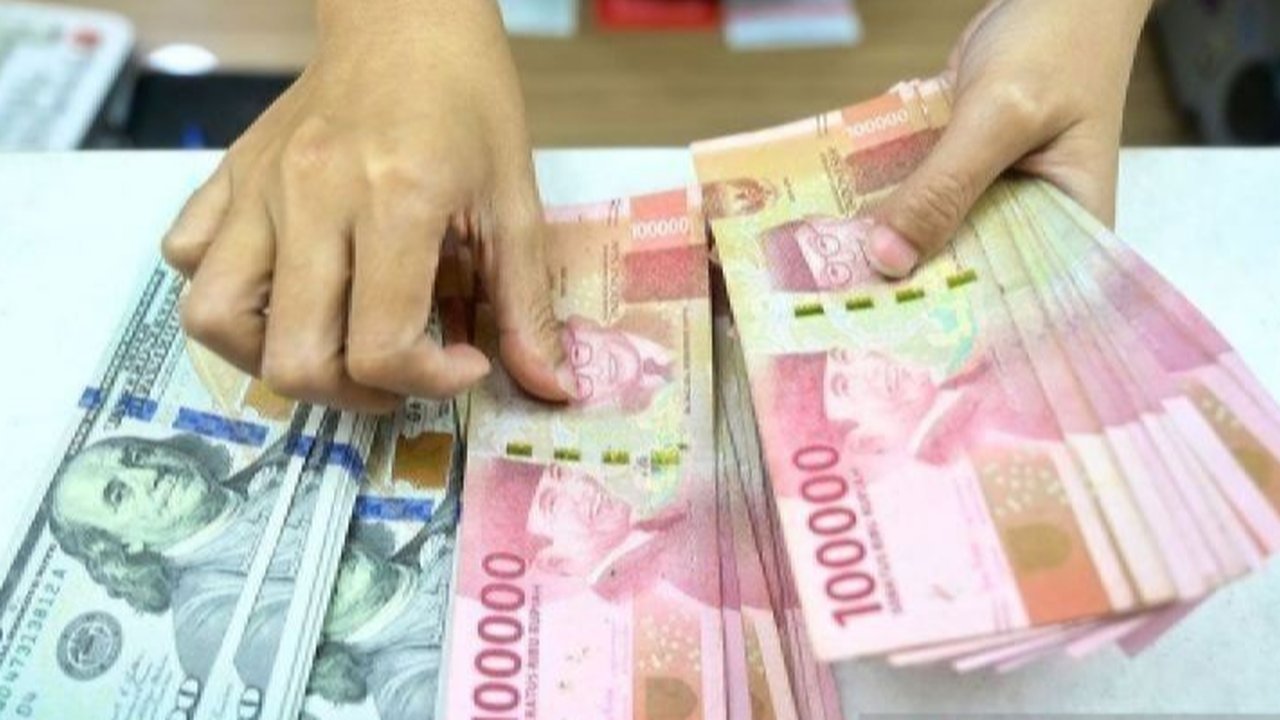 Trump Umumkan Tarif Baru, Harga Emas Meroket dan Rupiah Terancam Melemah