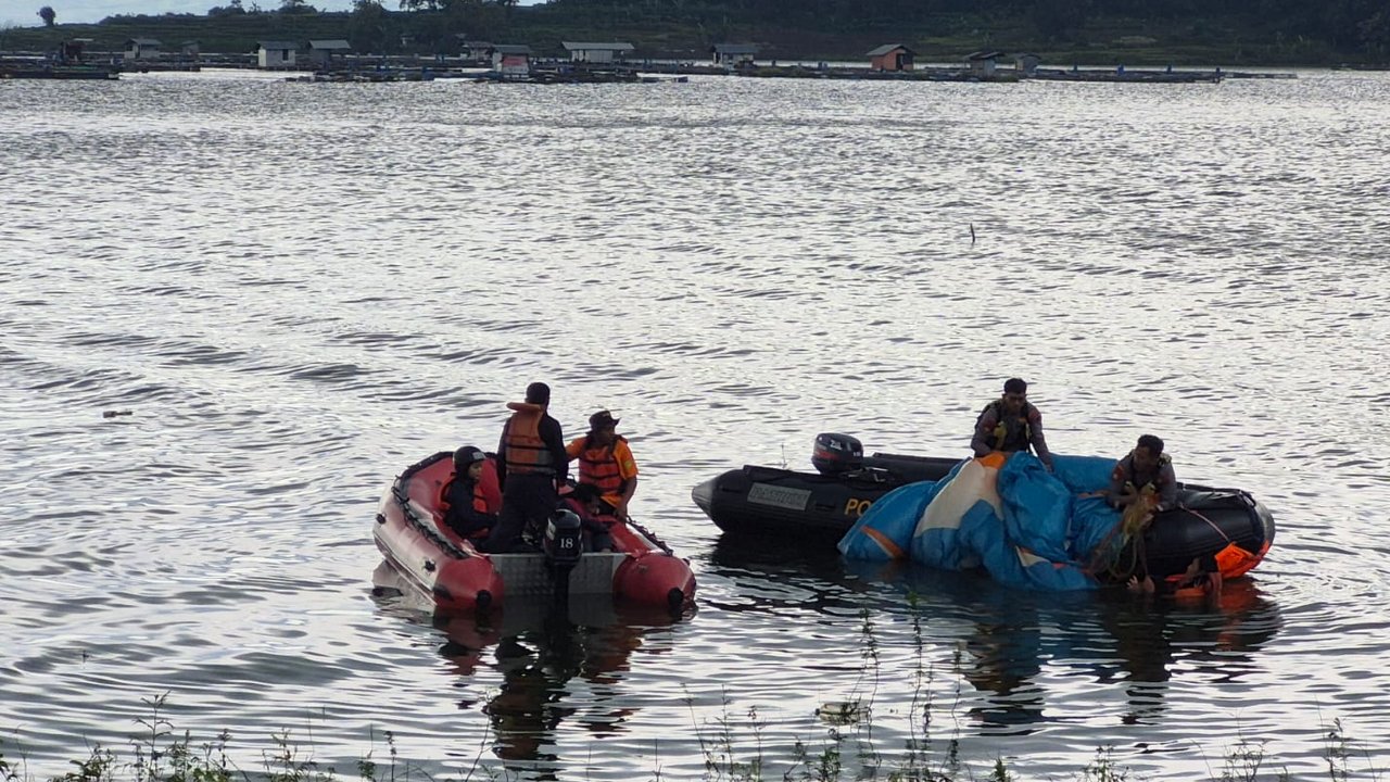 Dua Orang Wisatawan Penerbang Paralayang Jatuh di Waduk Gajah Mungkur