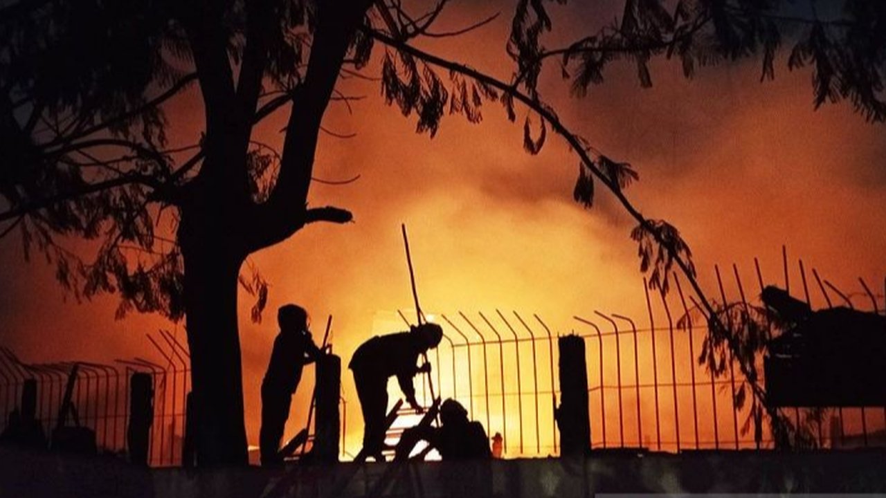 Tawuran Pakai Petasan, Laundry di Petamburan Hangus Terbakar