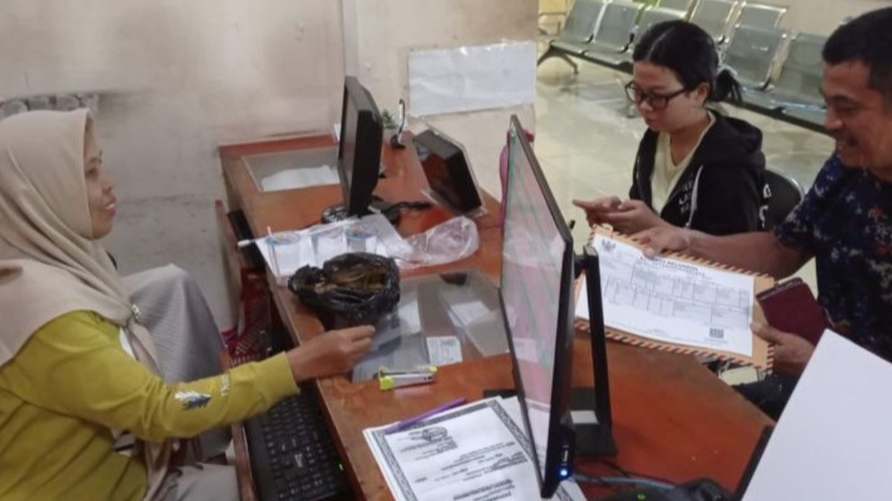Disdukcapil Kotim memastikan pelayanan administrasi kependudukan tetap beroperasi selama libur Lebaran 2025, dengan layanan daring dan luring yang disesuaikan.