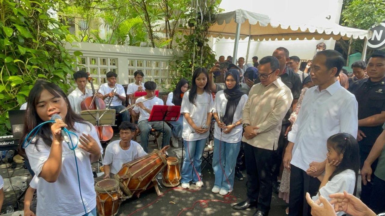 VIDEO: Momen Tangan Jokowi Tak Kuat Tidak Goyang Dengar Dangdut Putri Panggung, Wamen Bima Terkesima