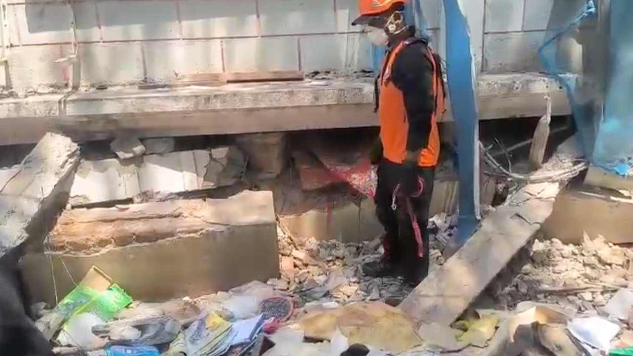 Detik-Detik Tim K9 Polri Temukan Korban Gempa dalam Operasi SAR di Myanmar