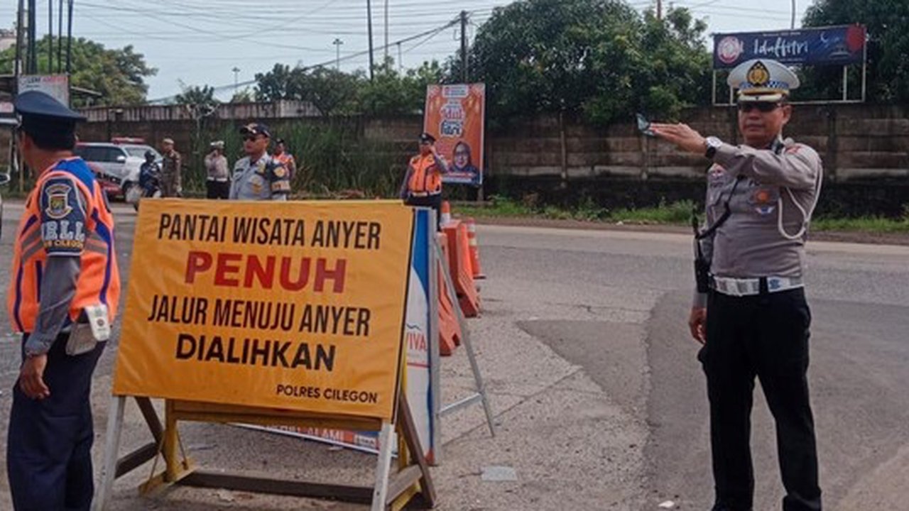 Wisata Carita Anyer Penuh, Polisi Berlakukan Sistem Satu Arah