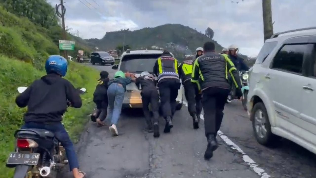 Polisi Berlakukan One Way di Jalur Wisata Dieng