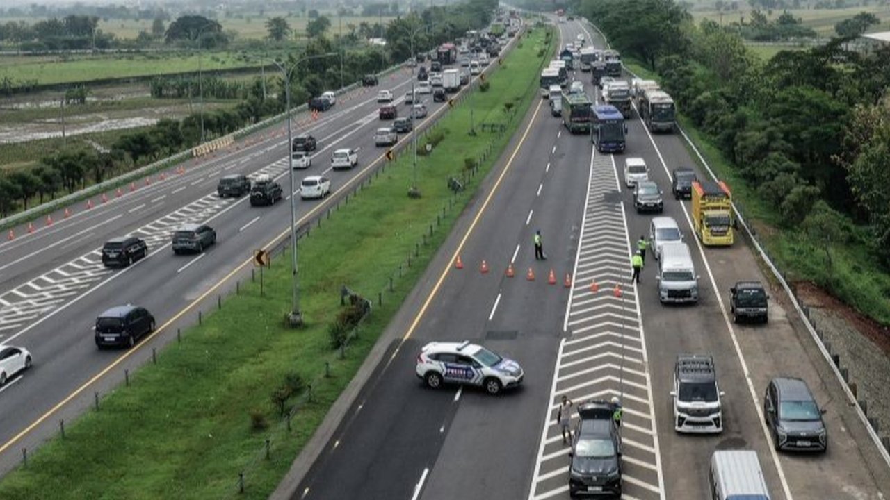 Korlantas Polri menerapkan skema rekayasa lalu lintas, termasuk one way lokal dan nasional, untuk mengantisipasi puncak arus balik Lebaran 2025 pada 5-6 April 2025.