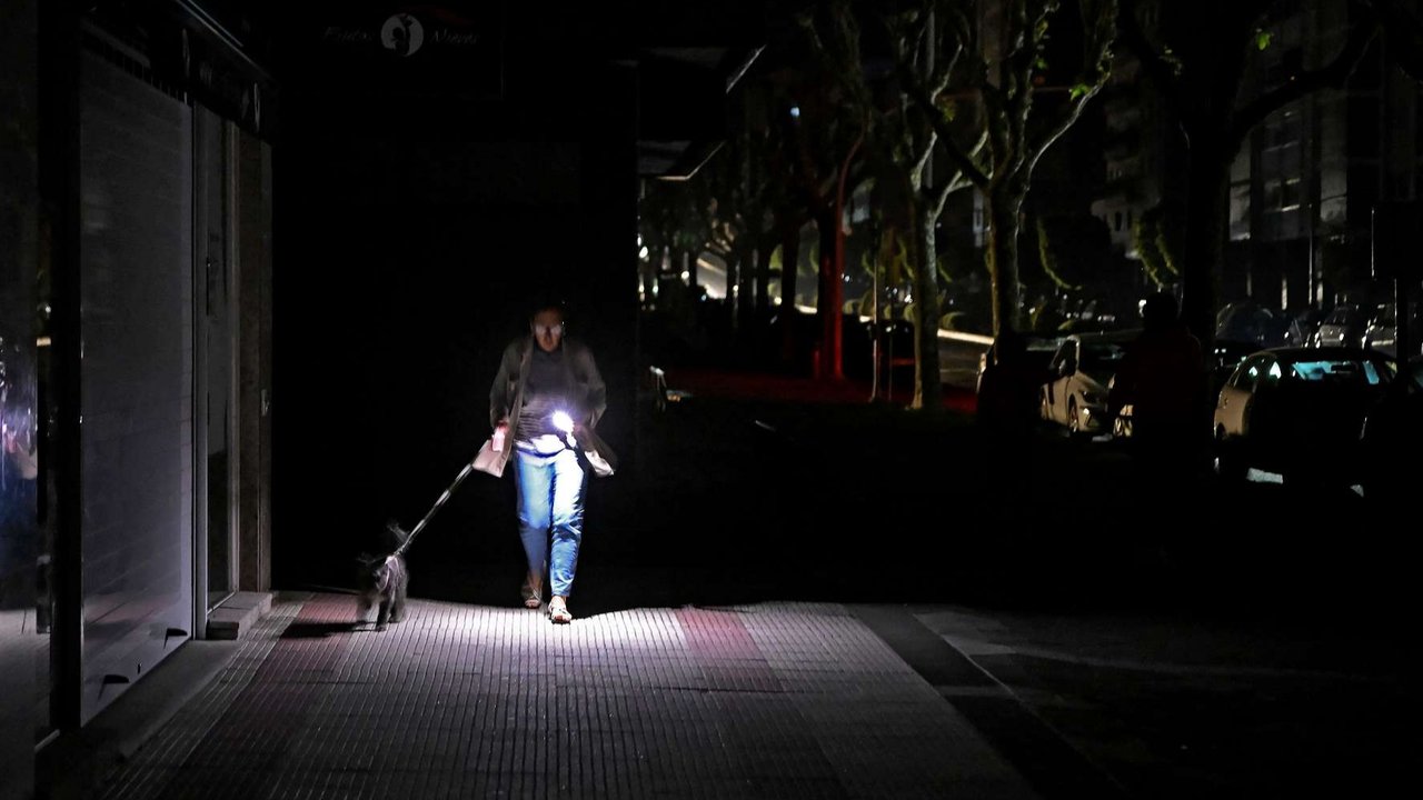 Suasana saat terjadi pemadaman listrik besar-besaran atau blackout di Spanyol, pada Senin (28/4/2025).