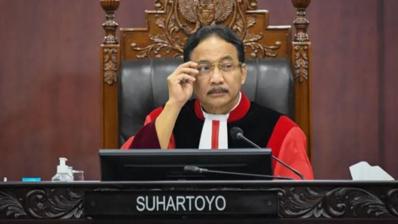 Mahkamah Konstitusi (MK) mengabulkan sebagian uji materi Undang Undang Cipta Kerja yang diajukan oleh Partai Buruh. Putusan MK ini berdampak besar terhadap upah minimum yang akan ditentukan dalam waktu dekat, termasuk perekonomian nasional menurut sejumlah kalangan.