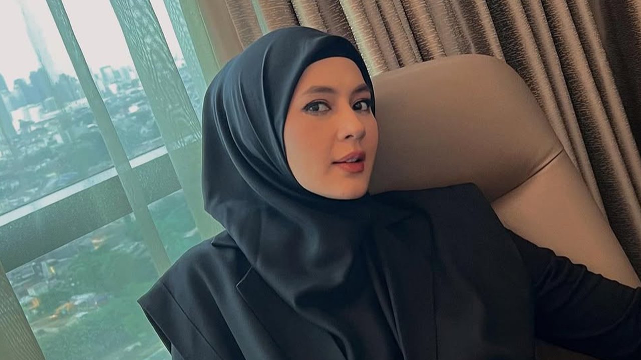 5 Potret Cantik Paula Verhoeven dengan Nuansa Hitam, Outfitnya Berkelas dan Tak Pernah Gagal