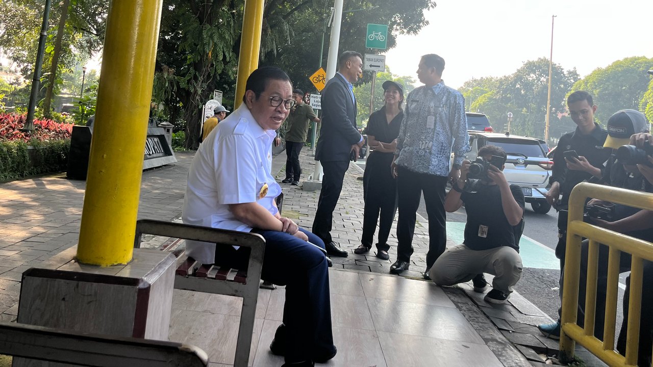 Pramono Ceritakan Pengalaman 'Ngantor' Naik TransJakarta