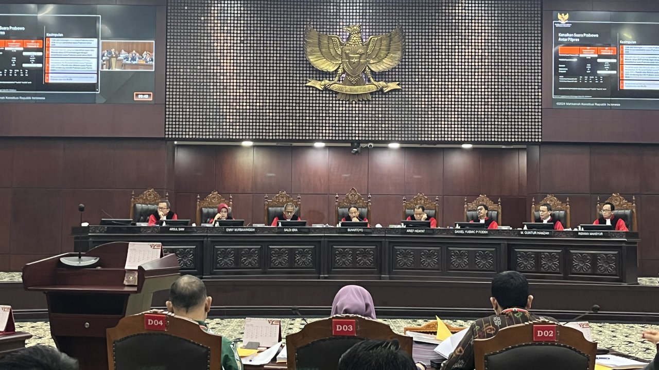 pasangan Capres-Cawapres Anies-Muhaimin dan Ganjar-Mahfud saat mengahadiri sidang di Mahkamah Konstitusi, Jakarta, Senin (22/4/2024).Dalam Sidang tersebut beragendakan putusan perselisihan hasil Pilpres 2024.Liputan6.com/Angga Yuniar