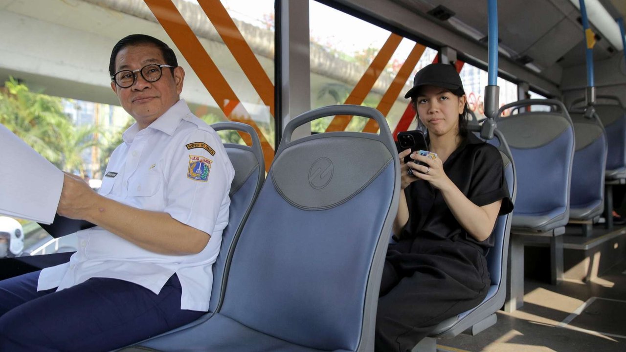 Gubernur DKI Jakarta Pramono Anung menggunakan Transjakarta saat menuju kawasan Matraman, Jakarta, Rabu (30/4/2025). Pemprov DKI Jakarta mewajibkan Aparatur Sipil Negara (ASN) naik transportasi umum ke kantor setiap Rabu. Mereka wajib menyerahkan swafoto (selfie) menaiki transportasi umum.