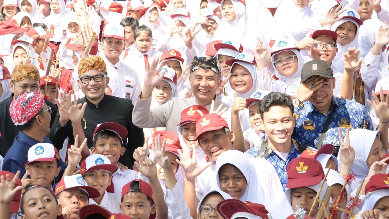 Pj Gubernur Jawa Barat Bey Machmudin Saat Melaksanakan Rangkaian Acara Peringatan Hari Pendidikan Nasional Tahun 2024 Tingkat Provinsi Jawa Barat di Lapangan Sempur, Kota Bogor, Kamis (2/5/2024). (sumebr foto: Adpim Jabar)