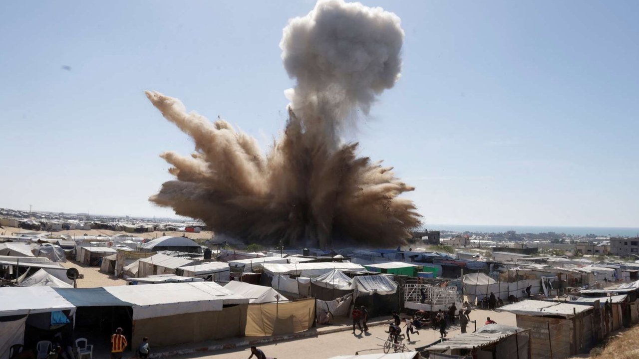 Pemandangan yang menunjukkan ledakan saat serangan udara Israel menghanta kamp pengungsian di Khan Younis, Jalur Gaza, Palestina, pada 19 April 2025.