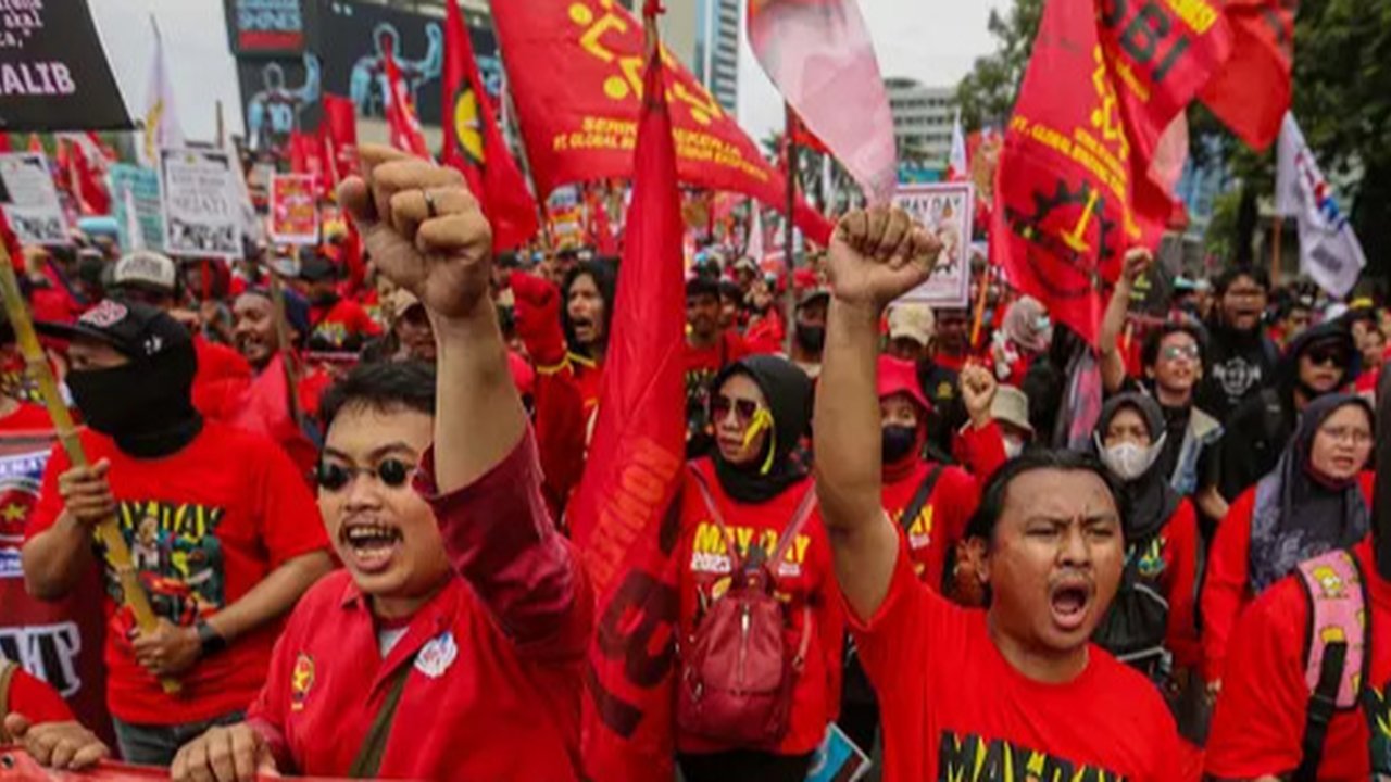 Buruh dari berbagai aliansi melakukan aksi damai dalam rangka peringatan May Day atau Hari Buruh Internasional di kawasan Patung Kuda, Jakarta, Rabu (1/5/2024). (Liputan6.com/Angga Yuniar)